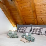 Guesthost - La Luna Delle Montagne Chalet *