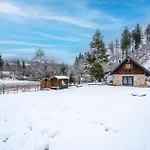 Guesthost - La Luna Delle Montagne Chalet *