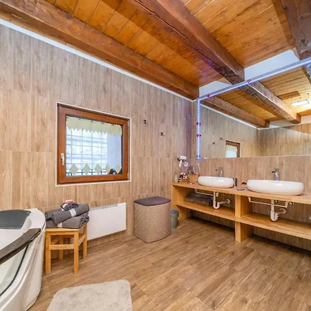 Guesthost - La Luna Delle Montagne Chalet *