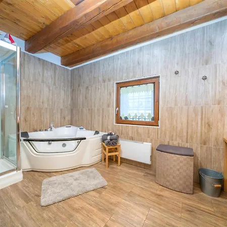 Guesthost - La Luna Delle Montagne Chalet *