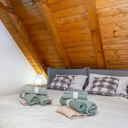 Guesthost - La Luna Delle Montagne Chalet *