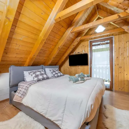 Chalet Guesthost - La Luna Delle Montagne *