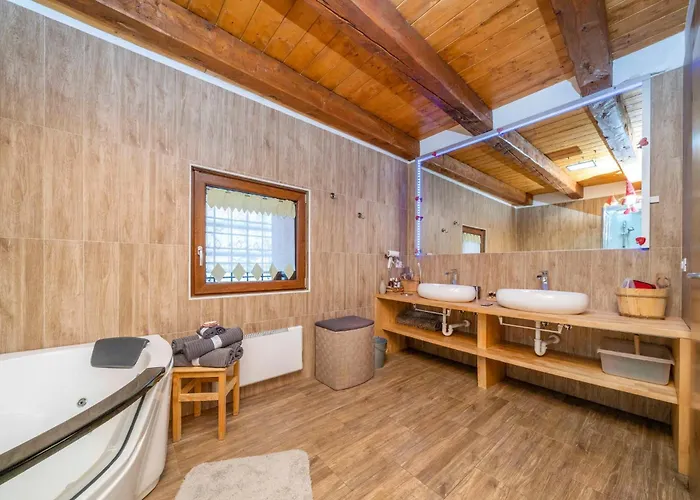 Guesthost - La Luna Delle Montagne Chalet *