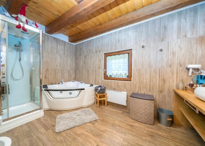 Guesthost - La Luna Delle Montagne Chalet *