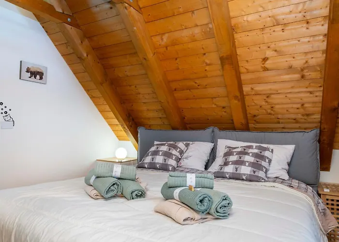 Guesthost - La Luna Delle Montagne Chalet *